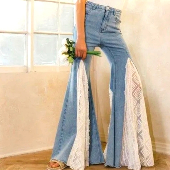 Wisteria Lane Denim - WISTERIA LANE Light Wash Lace Inlay Wide Leg Flare Denim Jeans. Size M. NWT